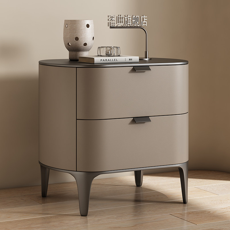 Solid Wood Nightstand 2 Drawers - โต๊ะข้างเตียงสุดหรู เฟอร์นิเจอร์หนังไมโครไฟเบอร์ ไม้เนื้อแข็ง ห้องนั่งเล่นทันสมัยพร้อมลิ้นชัก ตู้เก็บของ โต๊ะข้างเตียงในห้องนอน
